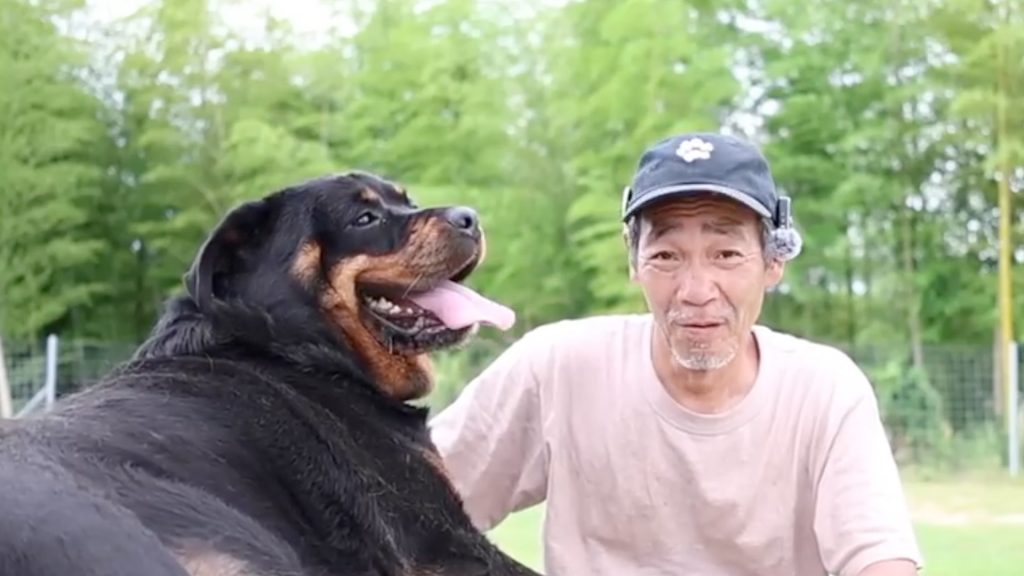 北村紋義（ポチパパ）さんと保護犬の写真1